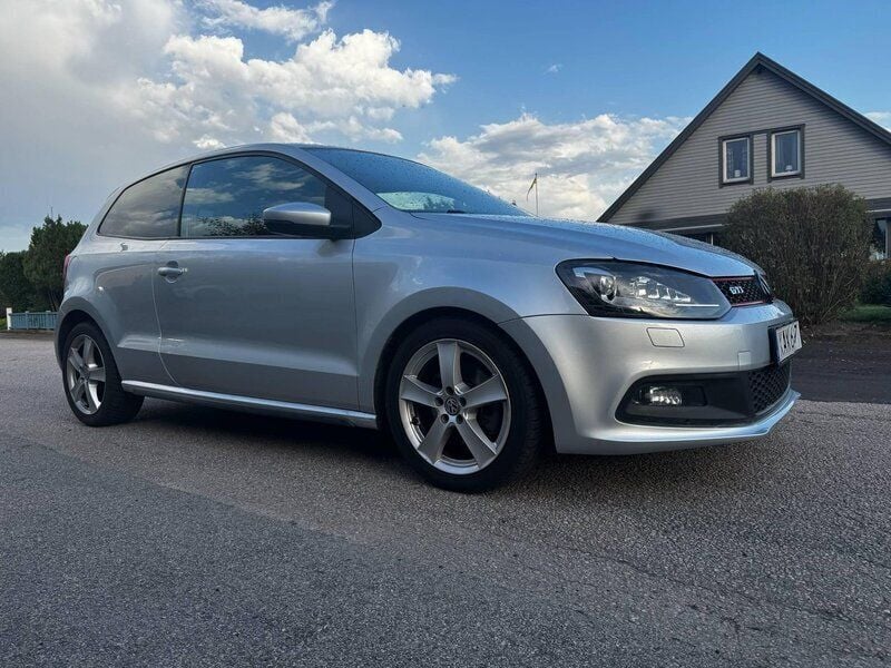 Silver Begagnad 2011 VW Polo GTI Halvkombi | 70 000 kr (Marknadspris) - Bild 1/4