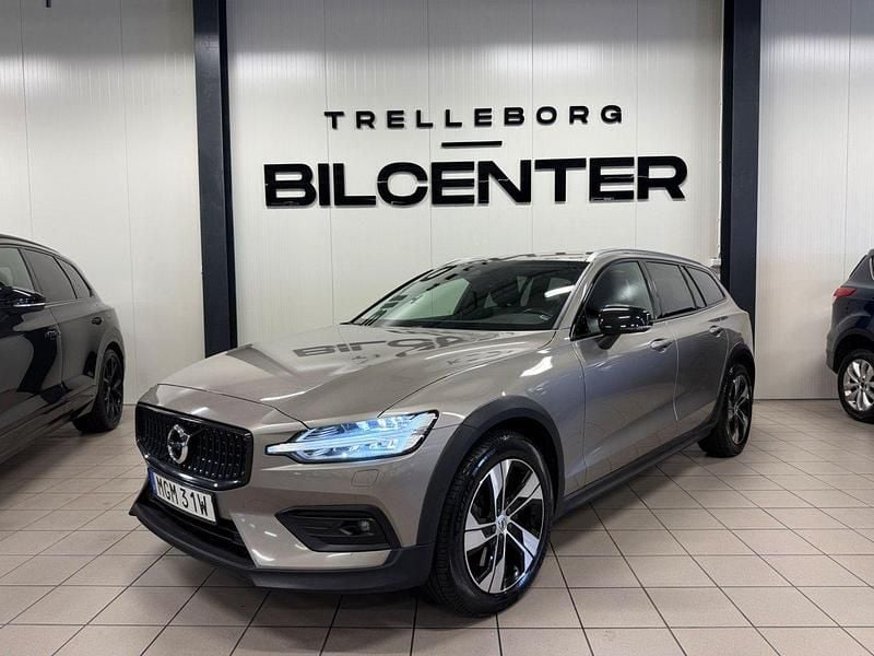 Grå Begagnad 2019 Volvo V60 CC Momentum Kombi | 269 900 kr (Marknadspris) - Bild 1/4