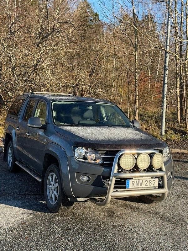 Grå Begagnad 2015 VW Amarok Highline Pickup | 118 000 kr (Marknadspris) - Bild 1/4