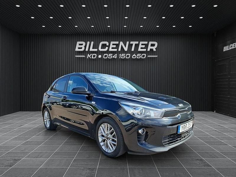 Svart Begagnad 2018 Kia Rio Halvkombi | 129 900 kr (Marknadspris) - Bild 1/4