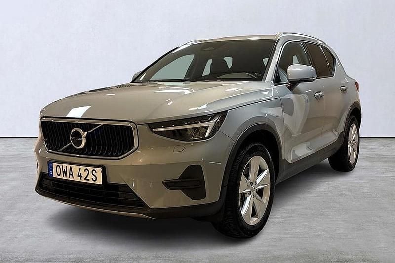 Grå Begagnad 2023 Volvo XC40 Core SUV | 349 900 kr (Marknadspris) - Bild 1/4