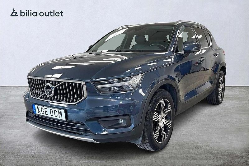 Mörkblå (blå) Begagnad 2021 Volvo XC40 Inscription SUV | 339 900 kr (Dyr) - Bild 1/3