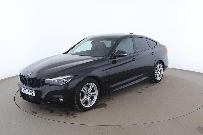 Svart Begagnad 2019 BMW 320 Gran Turismo M Sport Halvkombi | 264 000 kr (Marknadspris) - Bild 1/3