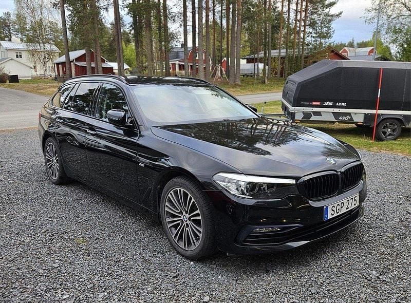 Svart Begagnad 2018 BMW 520 Sport Line Kombi | 245 000 kr (Marknadspris) - Bild 1/4