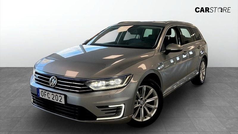 Grå Begagnad 2017 VW Passat GTE Kombi | 159 900 kr (Marknadspris) - Bild 1/4