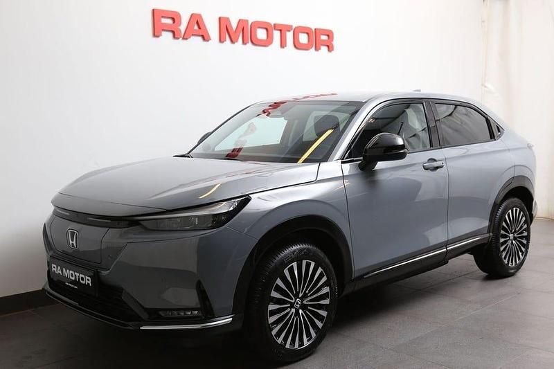 Grå Begagnad 2024 Honda e:Ny1 Elegance SUV | 439 900 kr - Bild 1/4