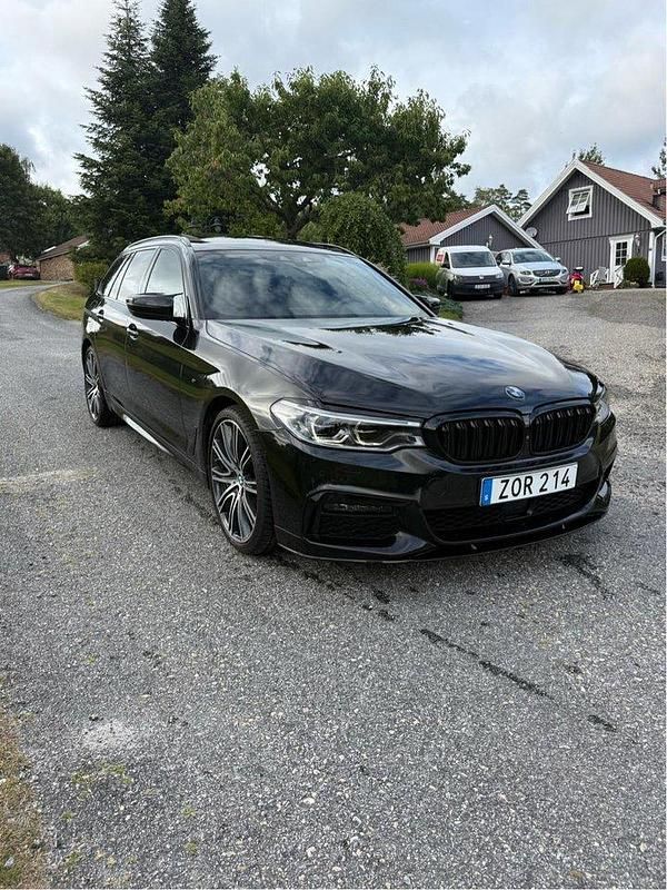Svart Begagnad 2019 BMW 520 M Sport Kombi | 330 000 kr (Marknadspris) - Bild 1/4