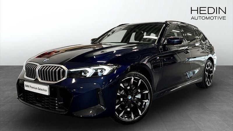 Blå (blue) Begagnad 2025 BMW 330e Comfort Edition Kombi | 578 700 kr (Bra pris) - Bild 1/4