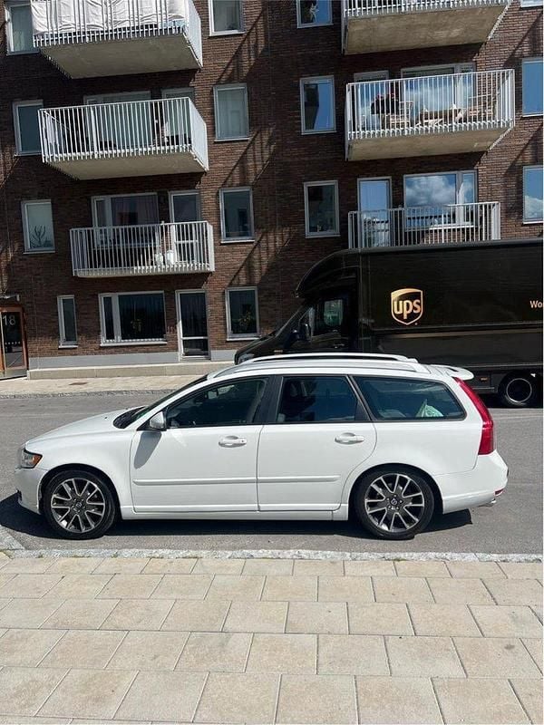 Vit Begagnad 2012 Volvo V50 Standard Kombi | 59 900 kr (Bra pris) - Bild 1/4