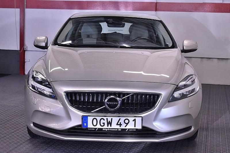 Begagnad Volvo V40 Momentum 122 HK (89 kW) 2016 Brun Halvkombi