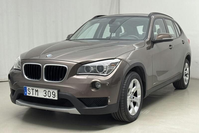Brun Begagnad 2013 BMW X1 SUV | 79 000 kr - Bild 1/4