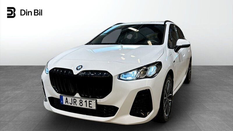 Vit (alpine white) Begagnad 2022 BMW 225 Active Tourer M Sport Minibuss | 334 900 kr (Marknadspris) - Bild 1/4