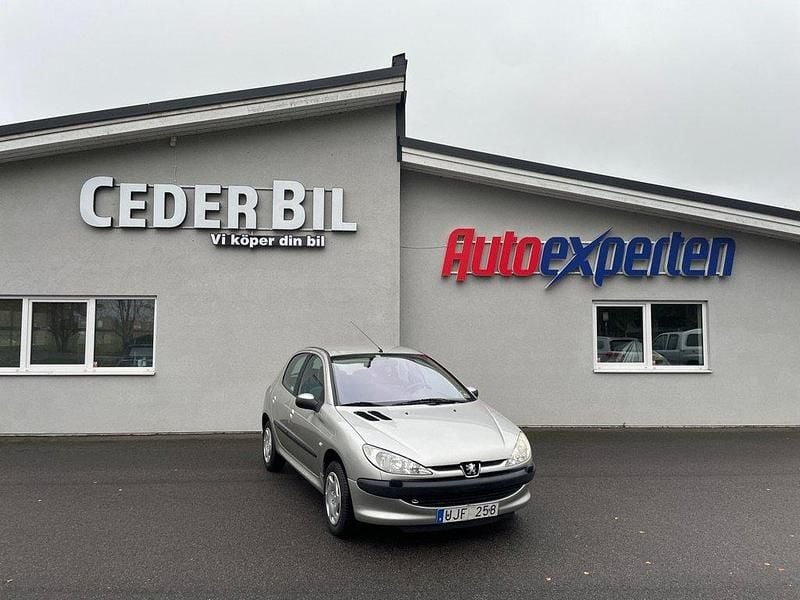 Ljusgrå (grå) Begagnad 2004 Peugeot 206 Halvkombi | 15 000 kr (Marknadspris) - Bild 1/4