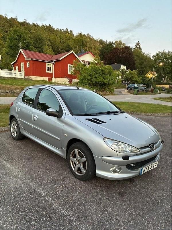 Grå Begagnad 2006 Peugeot 206 Halvkombi | 26 000 kr (Lite dyr) - Bild 1/4