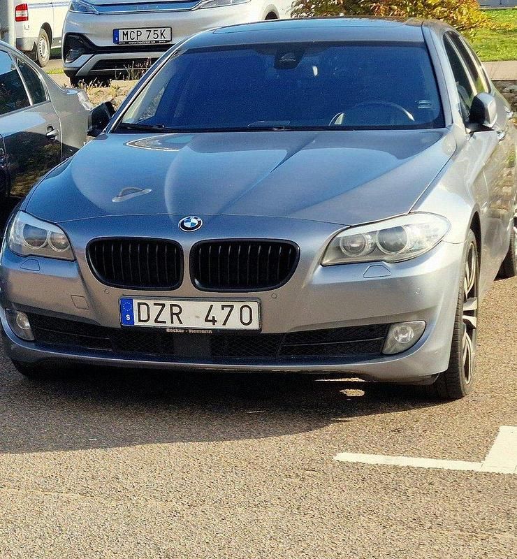 Grå Begagnad 2013 BMW 525 Comfort Edition Sedan | 158 000 kr (Dyr) - Bild 1/4