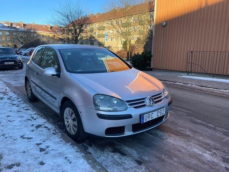 Silver Begagnad 2004 VW Golf IV Halvkombi | 19 500 kr (Marknadspris) - Bild 1/4