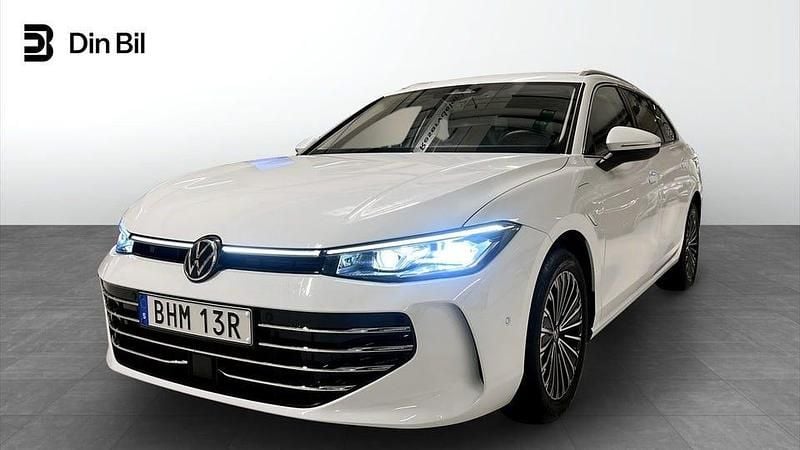 Pure white Begagnad 2025 VW Passat Elegance Kombi | 479 900 kr - Bild 1/4