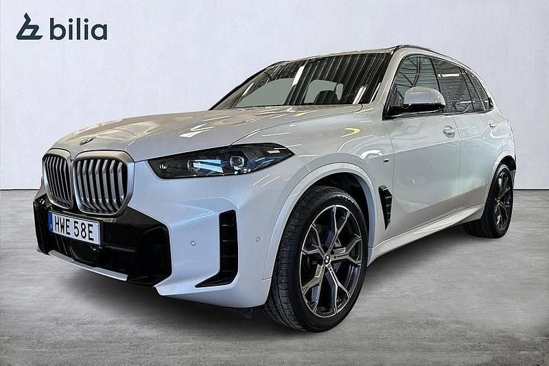 Vit Begagnad 2025 BMW X5 Comfort Edition SUV | 899 000 kr (Marknadspris) - Bild 1/4