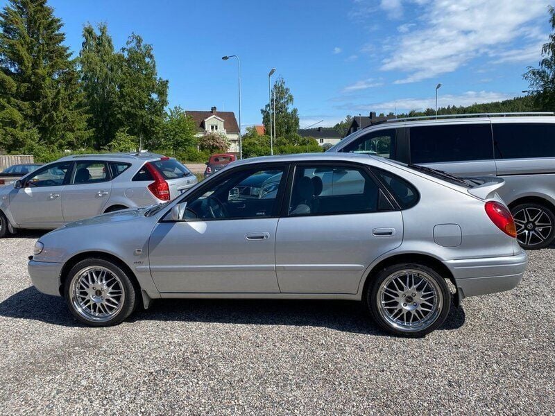 Ljusgrå (grå) Begagnad 2001 Toyota Corolla Halvkombi | 34 900 kr (Lite dyr) - Bild 1/4