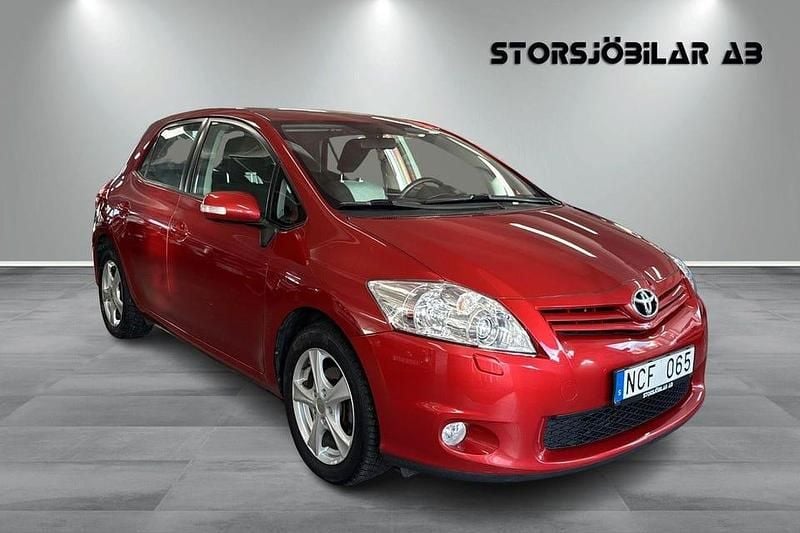 Begagnad Toyota Auris Plus 132 HK (97 kW) 2012 Mörkröd Halvkombi
