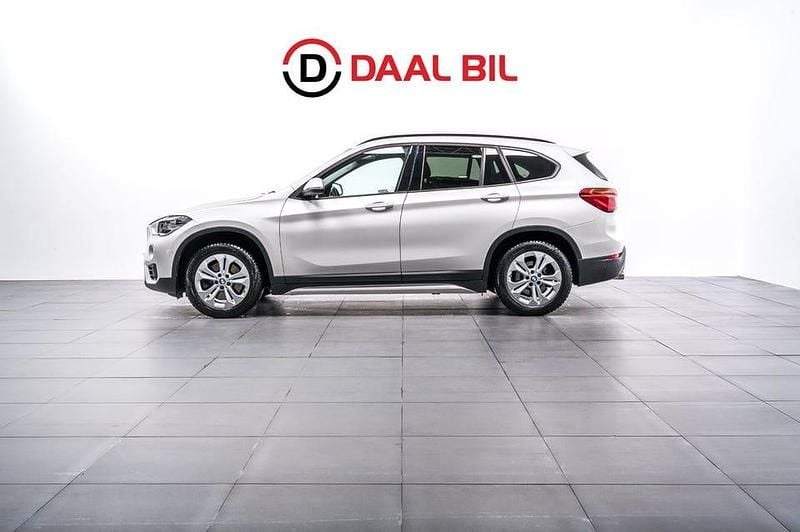 Vit Begagnad 2018 BMW X1 Sport Line SUV | 229 700 kr (Bra pris) - Bild 1/4