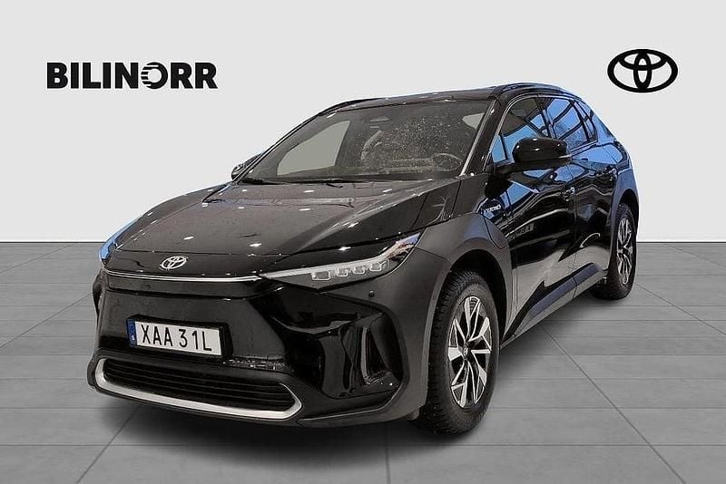 Svart Begagnad 2023 Toyota bZ4X Executive SUV | 399 900 kr (Marknadspris) - Bild 1/4