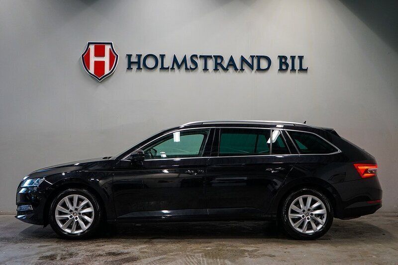 Svart Begagnad 2022 Skoda Superb Business Line Kombi | 329 900 kr (Marknadspris) - Bild 1/4
