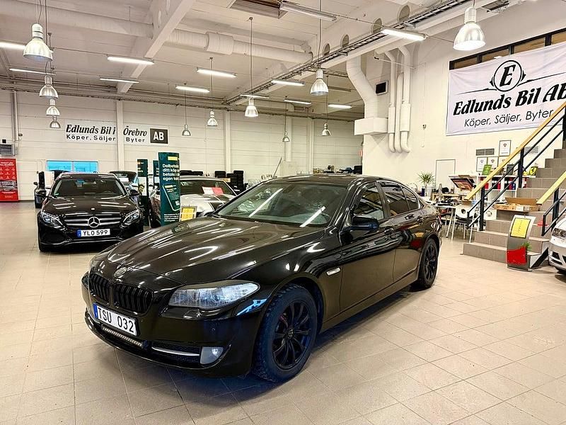 Svart Begagnad 2011 BMW 520 Sedan | 99 800 kr (Marknadspris) - Bild 1/4