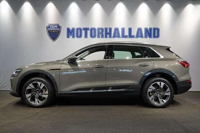 Chronosgrå metallic Begagnad 2023 Audi Q8 e-tron Proline SUV | 598 000 kr - Bild 1/4