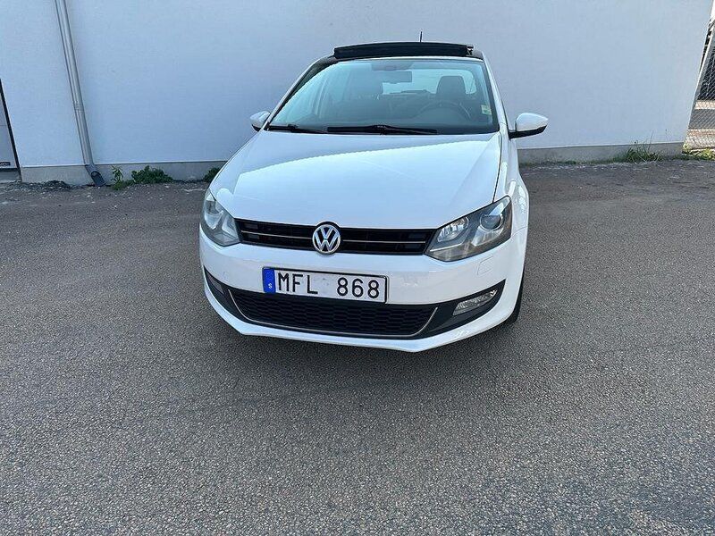 Vit Begagnad 2011 VW Polo Highline Halvkombi | 64 900 kr (Lite dyr) - Bild 1/4