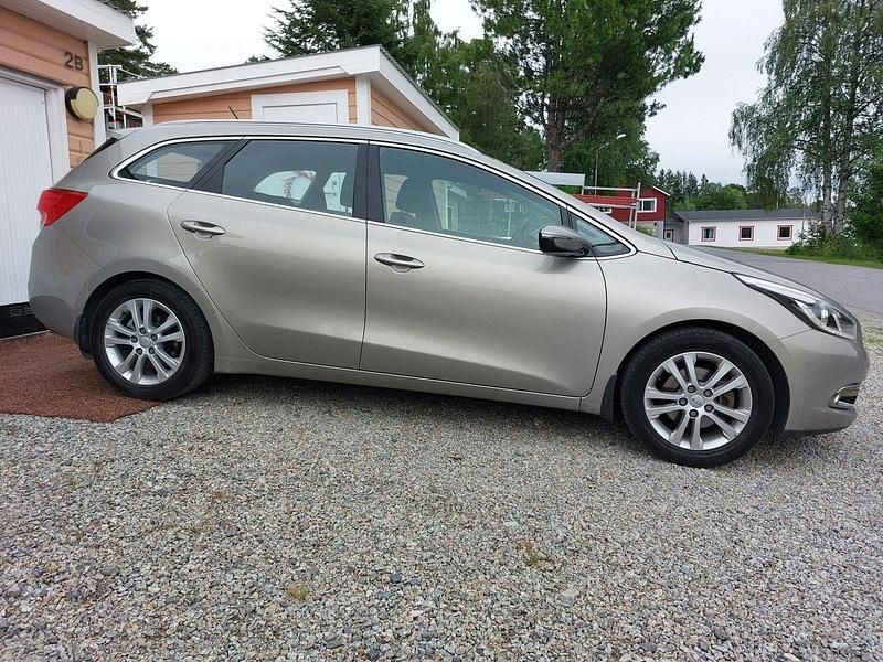 Brun Begagnad 2013 Kia Ceed Sportswagon Comfort Kombi | 98 800 kr (Superpris) - Bild 1/4