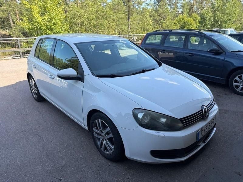 Vit Begagnad 2011 VW Golf VI Halvkombi | 62 000 kr (Bra pris) - Bild 1/4