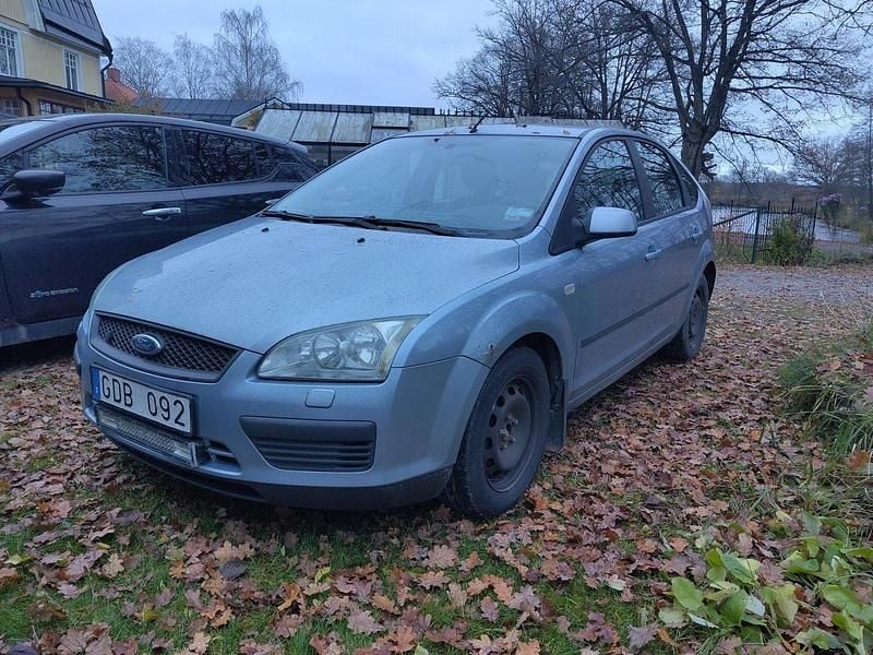 Blå Begagnad 2007 Ford Focus Halvkombi | 5 000 kr (Superpris) - Bild 1/4