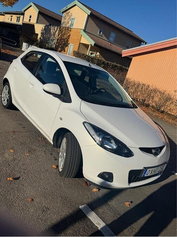 Vit Begagnad 2010 Mazda 2 Halvkombi | 40 000 kr (Bra pris) - Bild 1/4