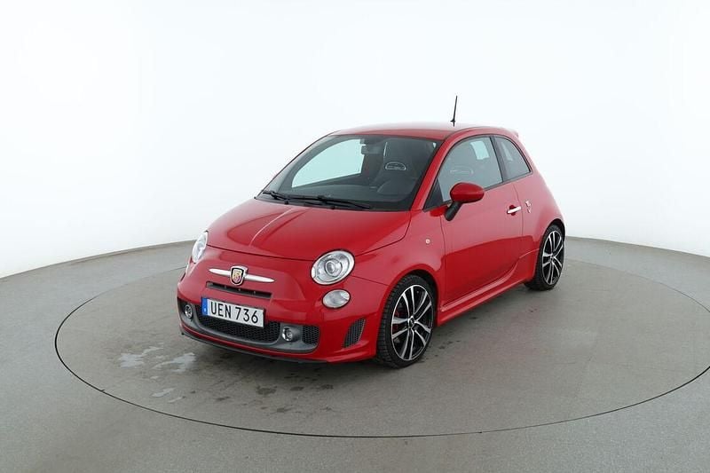 Röd Begagnad 2015 Abarth 595 Turismo Halvkombi | 147 000 kr (Marknadspris) - Bild 1/3
