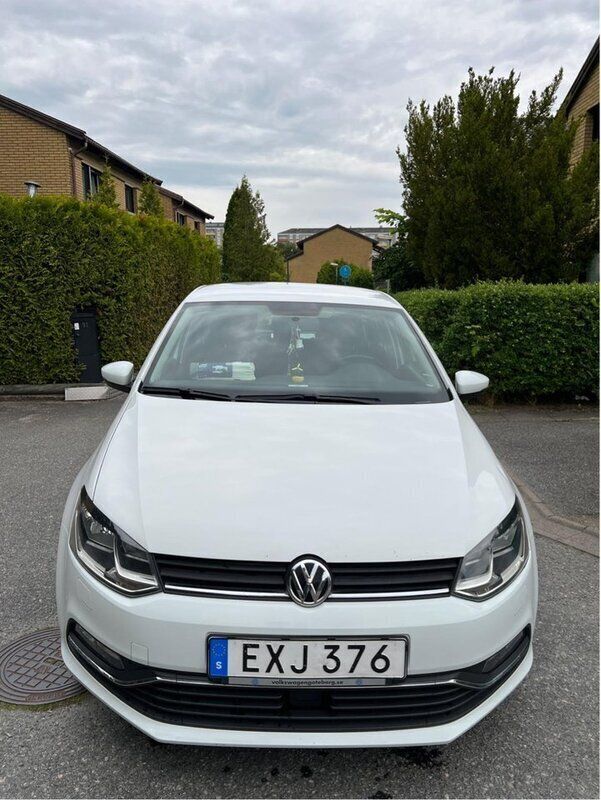 Vit Begagnad 2015 VW Polo Halvkombi | 75 000 kr (Bra pris) - Bild 1/4