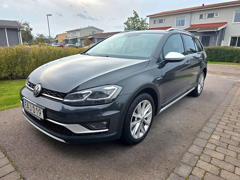 Mörkgrå (grå) Begagnad 2018 VW Golf Alltrack Kombi | 119 900 kr (Marknadspris) - Bild 1/4