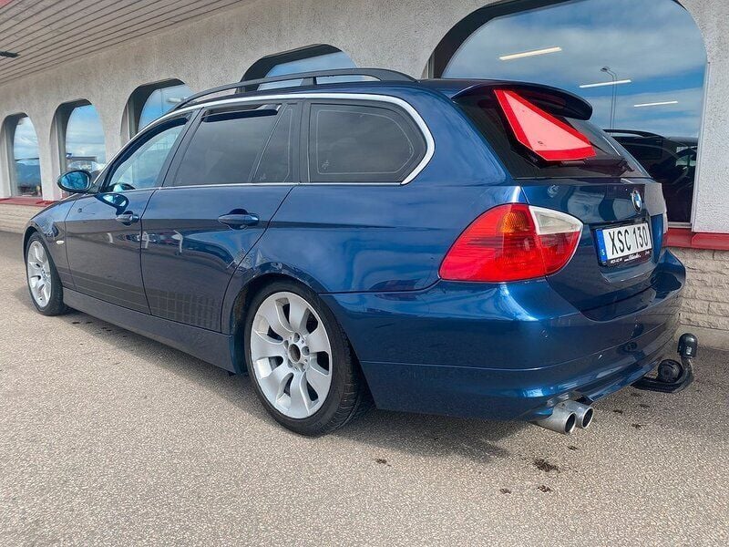 Begagnad BMW 330 232 HK (170 kW) 2006 Mörkblå (mysticblåmetallic) Kombi