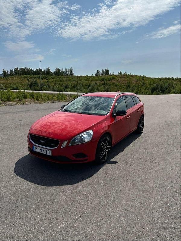 Röd Begagnad 2012 Volvo V60 R-Design Kombi | 89 900 kr (Marknadspris) - Bild 1/4