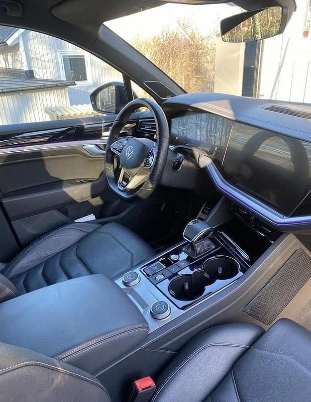 Svart Begagnad 2022 VW Touareg SUV | 550 000 kr (Marknadspris) - Bild 1/4