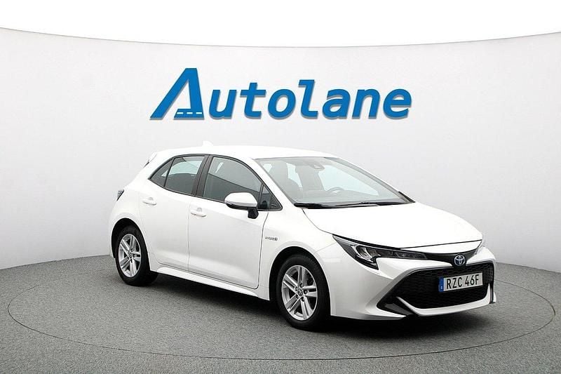 Vit Begagnad 2021 Toyota Corolla Hybrid Active Halvkombi | 199 900 kr (Marknadspris) - Bild 1/3