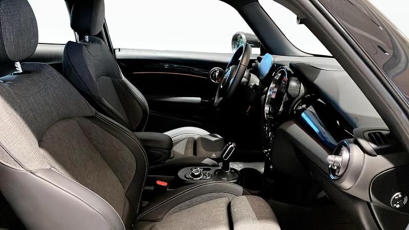 Begagnad Mini Cooper SE 135 kW (184 HK) 2023 Svart Halvkombi