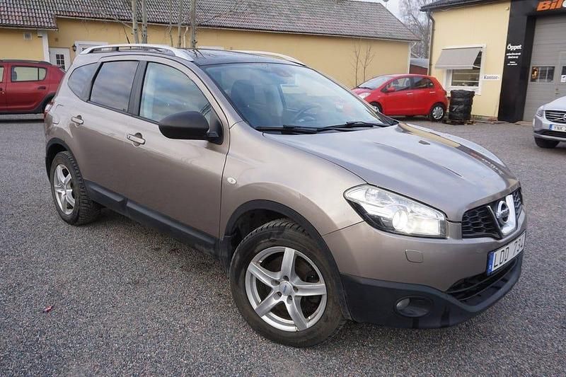 Ljusbrun Begagnad 2010 Nissan Qashqai +2 SUV | 69 900 kr (Marknadspris) - Bild 1/4