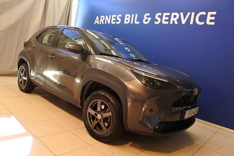 Mörkgrå (grå) Begagnad 2022 Toyota Yaris Cross Active SUV | 267 900 kr (Marknadspris) - Bild 1/4