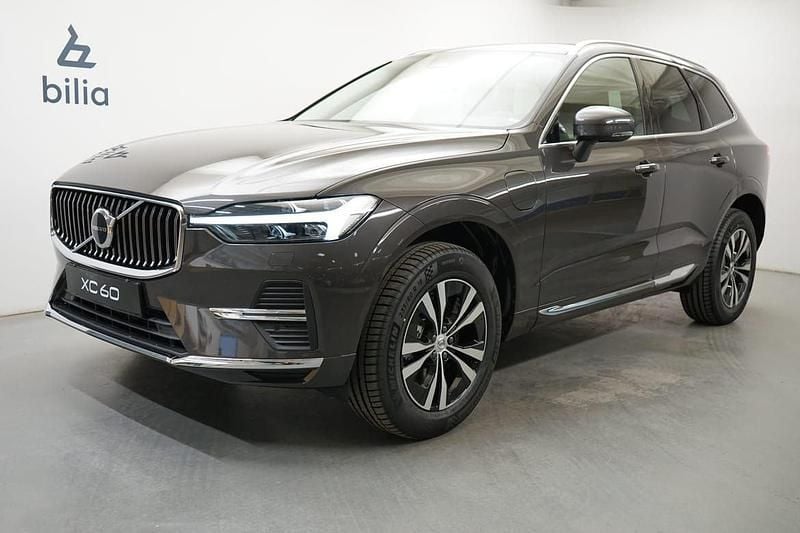 Grå Ny 2024 Volvo XC60 Core SUV | 619 900 kr (Lite dyr) - Bild 1/4