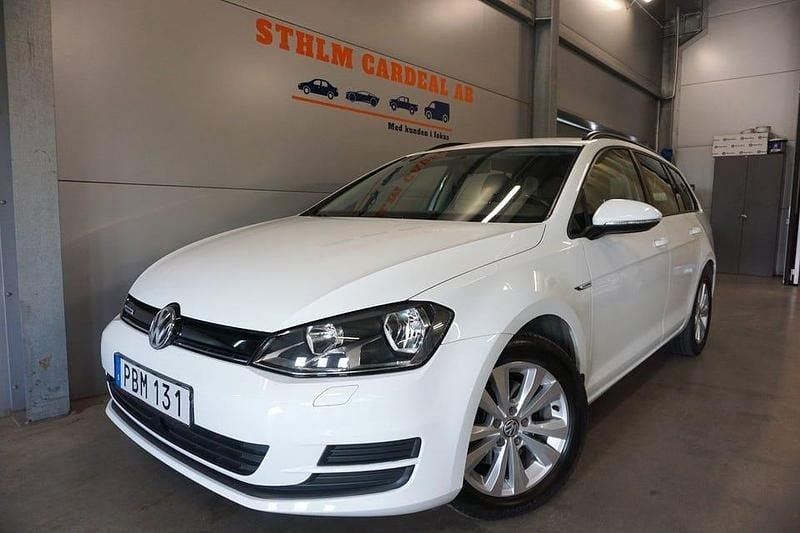 Vit Begagnad 2016 VW Golf VII Kombi | 129 900 kr (Marknadspris) - Bild 1/4