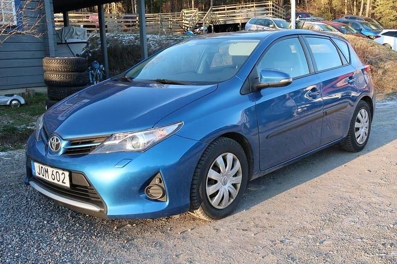 Blå Begagnad 2014 Toyota Auris Life Halvkombi | 49 500 kr (Marknadspris) - Bild 1/4