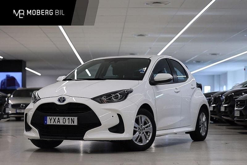 Vit Begagnad 2021 Toyota Yaris Hybrid Active Halvkombi | 209 900 kr (Marknadspris) - Bild 1/3