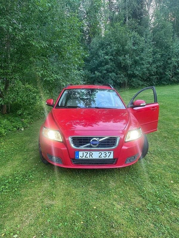 Röd Begagnad 2011 Volvo V50 Momentum Kombi | 38 000 kr (Superpris) - Bild 1/4