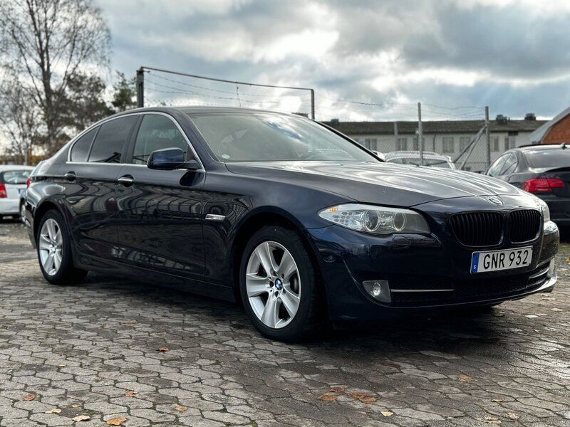 Blå Begagnad 2013 BMW 525 Sedan | 124 900 kr (Marknadspris) - Bild 1/4